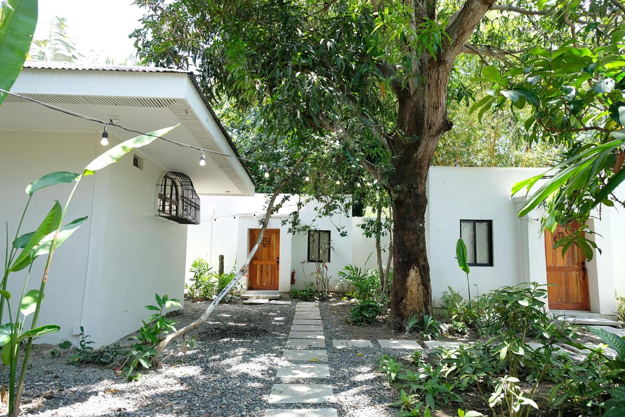 Mad Monkey Dumaguete Hostel Dumaguete City ภายนอก รูปภาพ